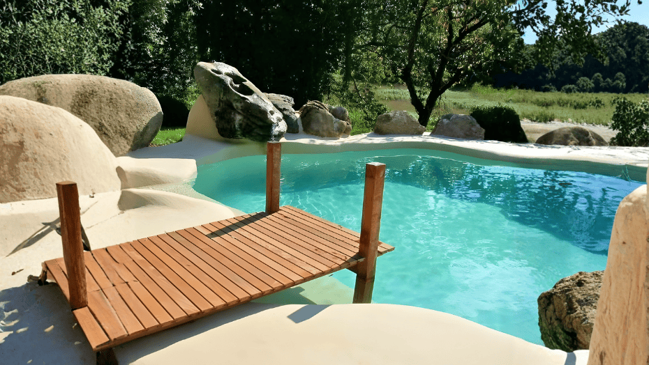 Arelite Polish est la finition premium dans le système Arelite pour les piscines de sable, créée pour ceux qui recherchent une esthétique plus raffinée et une sensation plus soyeuse au toucher sans renoncer au caractère minéral du revêtement ou à sa sécurité anti-dérapante. C'est un revêtement continu à base de quartz et de marbre, conçu après des années de recherche et de développement comme une solution résistante et durable pour recréer des piscines tropicales avec un résultat de décoration élevé. La référence Polish se distingue par sa finition plus fine : le revêtement permet un polissage pour obtenir une finition plus lisse et plus uniforme, avec une présence visuelle élégante et des eaux cristallines avec des reflets captivants, idéale pour les projets où la conception et le luxe discret font la différence. Cette ligne est intégrée dans les finitions premium d'Arelite, orientées vers des revêtements continus avec un toucher soyeux et un caractère anti-dérapant, conçus pour les piscines de sable et les espaces thématiques de haute qualité. Appliqué comme mortier sec (en sacs de 25 kg) et mélangé uniquement avec de l'eau, Arelite Polish peut être posé à la main ou projeté par machine, directement sur un support de béton/hydrodémolition correctement conditionné pour garantir une prise ferme et une continuité parfaite du revêtement. Dans le système, la préparation du support avec la base AR4 sur du béton hydrodémolition précédemment rainuré pendant le processus maître est décrite, une phase clé pour assurer l'ancrage, la stabilité et la durabilité de l'ensemble. En ce qui concerne les matériaux et l'origine, la référence Polish est construite avec la combinaison minérale de quartz et de marbre, et peut être communiquée comme une sélection de granulats naturels dans lesquels le marbre procure une esthétique particulièrement lumineuse et une douceur caractéristique dans la finition finale. Sur le site, la valeur différentielle d'Arelite Polish réside dans le processus de finition : le revêtement est poli pour raffiner la texture et le toucher, obtenant une surface plus continue, plus lisse et visuellement plus élégante, en conservant le concept d'un produit naturel exceptionnel pour les piscines de sable et les espaces thématiques. Le résultat final est une piscine avec une image de plage, mais avec une lecture architecturale plus contemporaine et plus exclusive, alignée sur une décoration extérieure élevée et l'objectif de durabilité testé sur des travaux réels pendant plus d'une décennie.