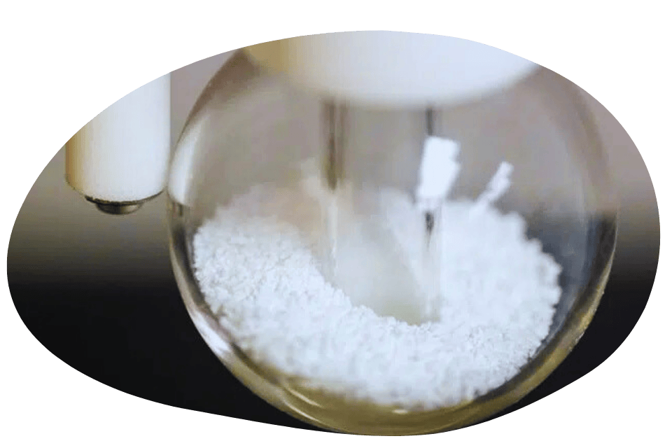 Arelite intègre des matières premières sélectionnées qui améliorent la rhéologie et l'imperméabilité, permettant une couleur et une teinte stables même lorsqu'elles sont exposées aux rayons UV, à l'eau traitée et à l'usure quotidienne. Il offre une surface antidérapante sûre qui conserve également une texture agréable, préservant son apparence d'année en année. Il est idéal pour des environnements exigeants comme les piscines, où la résistance aux agents chimiques et aux conditions météorologiques est cruciale pour prolonger la durée de vie de la finition.