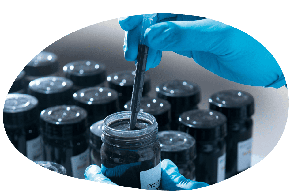 Les revêtements arelite intègrent la technologie eminer dans leur cœur, qui remplace les dérivés synthétiques et pétrochimiques par des bases écologiques et recyclables à 100 %, créant des surfaces vivantes qui scellent les pores et les fissures avec des cristaux naturels auto-régénérateurs. Des piscines qui durent pour des générations : chaudes comme le sable tropical, imperméables à l'eau et au chlore, avec une surface douce et antidérapante.